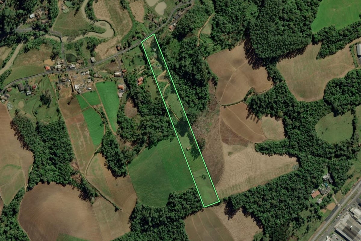 Imagem de satélite do imóvel rural em Ituporanga (SC), com o contorno declarado no CAR desenhado por cima.
