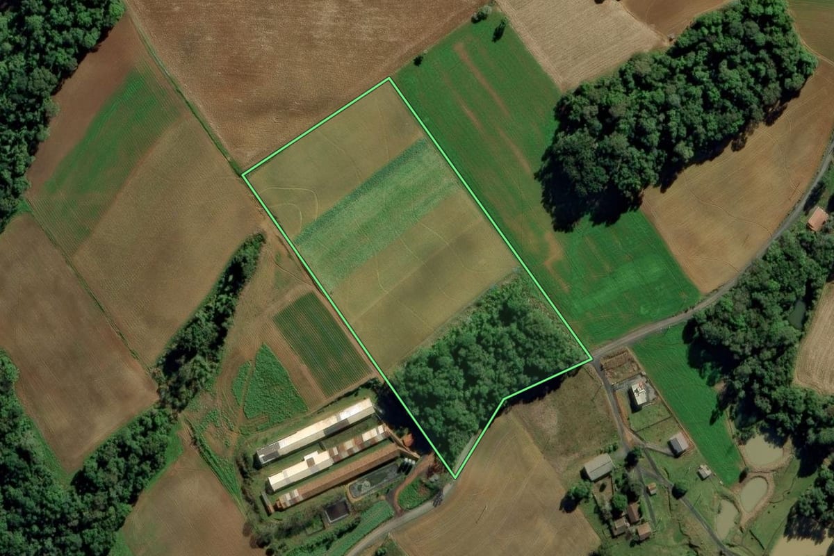 Imagem de satélite do imóvel rural em Ituporanga (SC), com o contorno declarado no CAR desenhado por cima.