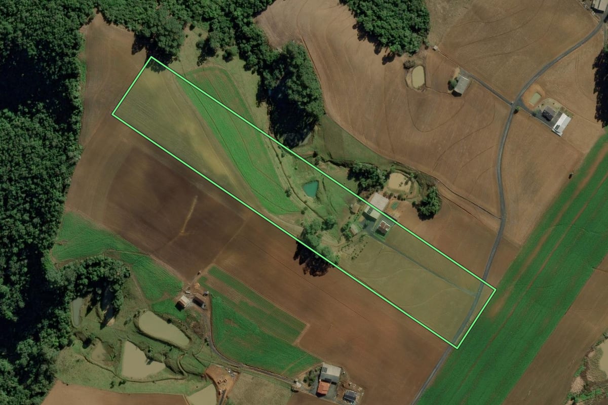 Imagem de satélite do imóvel rural em Ituporanga (SC), com o contorno declarado no CAR desenhado por cima.