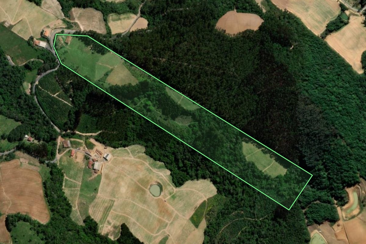 Imagem de satélite do imóvel rural em Ituporanga (SC), com o contorno declarado no CAR desenhado por cima.