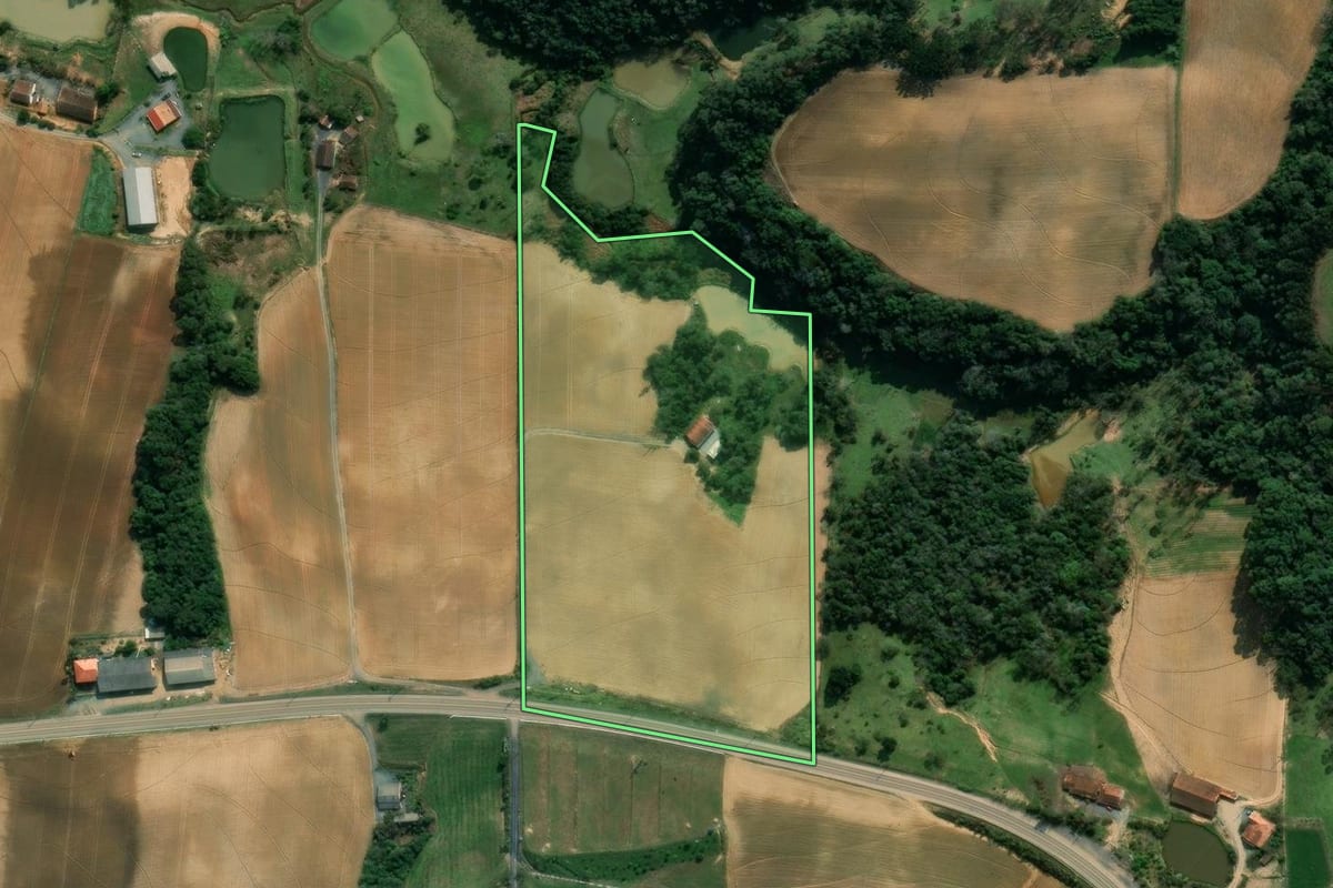 Imagem de satélite do imóvel rural em Ituporanga (SC), com o contorno declarado no CAR desenhado por cima.