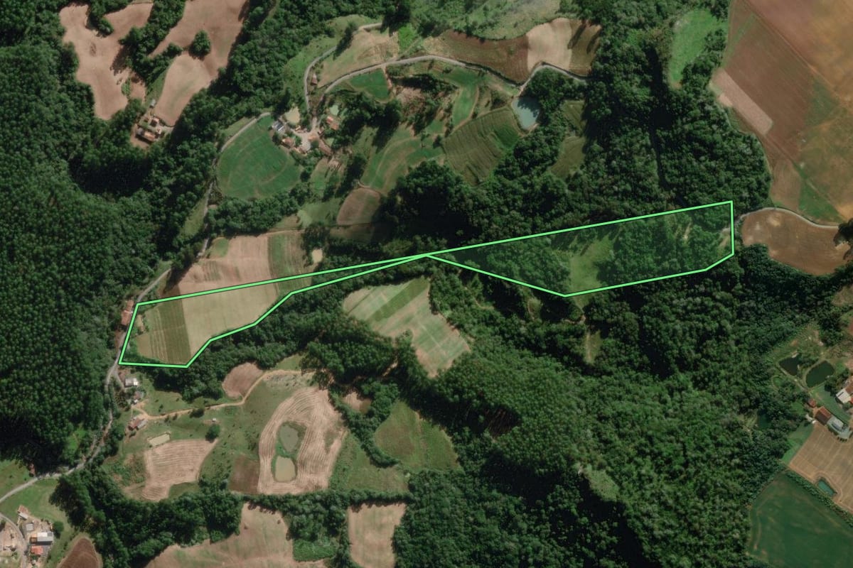 Imagem de satélite do imóvel rural em Ituporanga (SC), com o contorno declarado no CAR desenhado por cima.