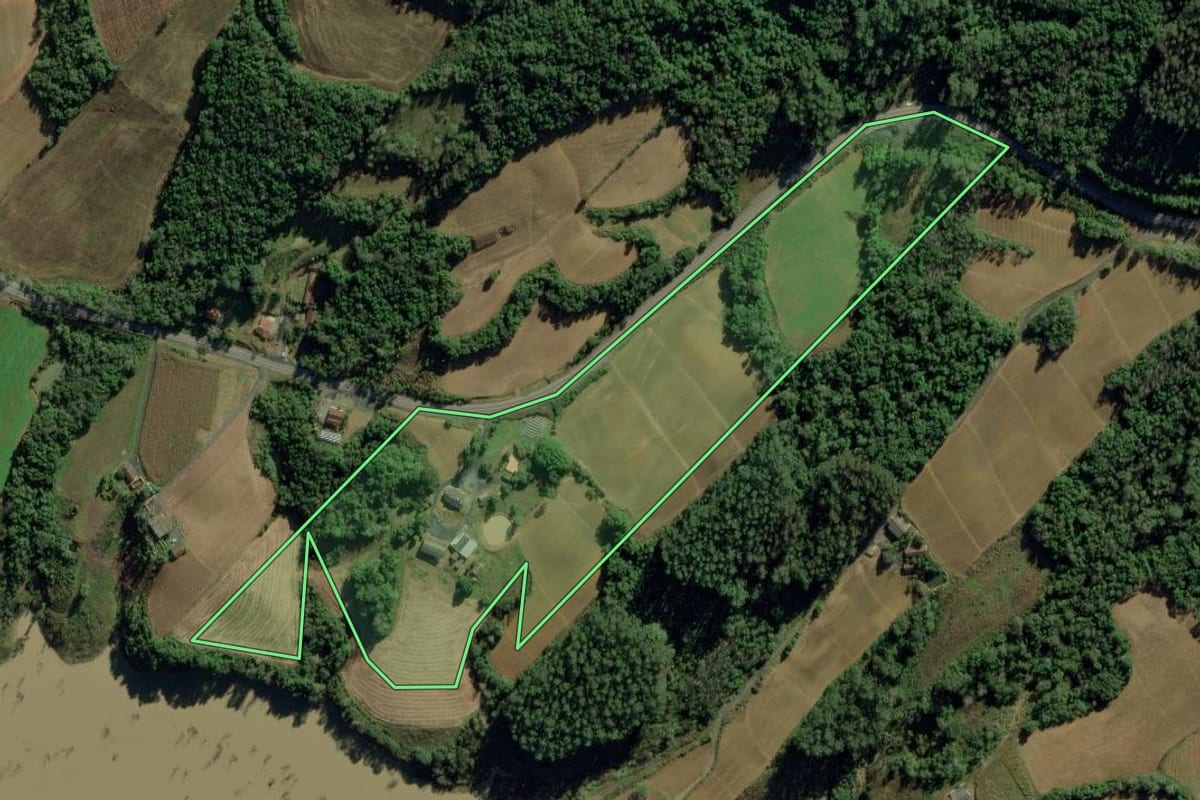 Imagem de satélite do imóvel rural em Ituporanga (SC), com o contorno declarado no CAR desenhado por cima.