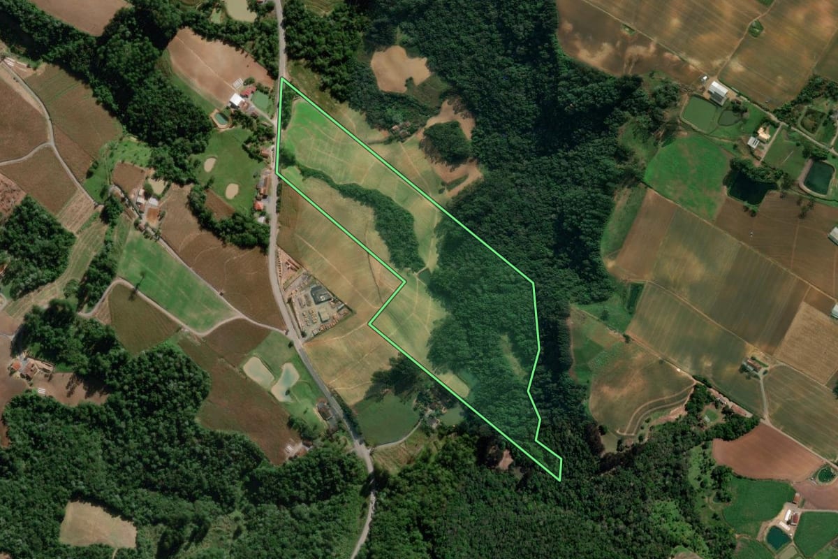 Imagem de satélite do imóvel rural em Ituporanga (SC), com o contorno declarado no CAR desenhado por cima.