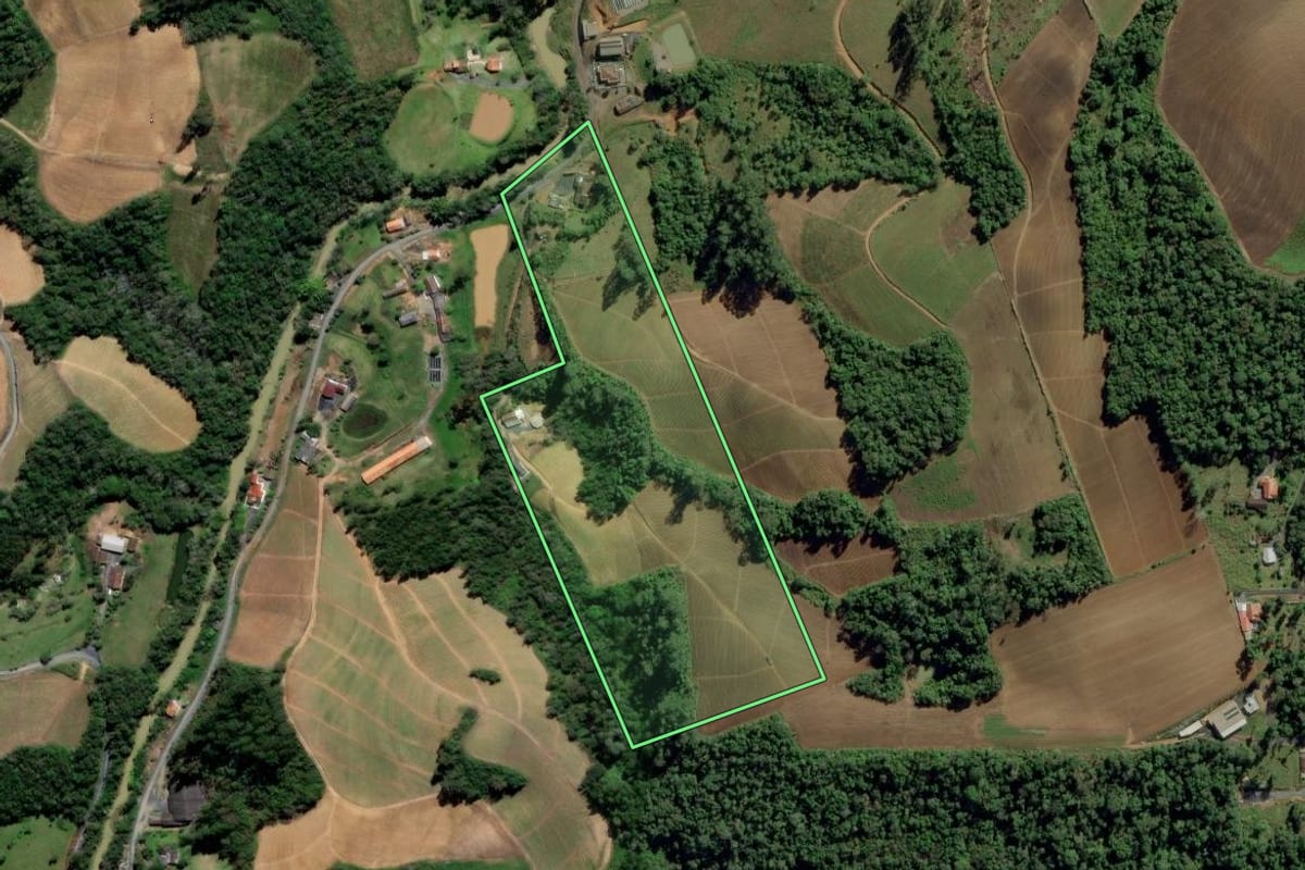 Imagem de satélite do imóvel rural em Ituporanga (SC), com o contorno declarado no CAR desenhado por cima.