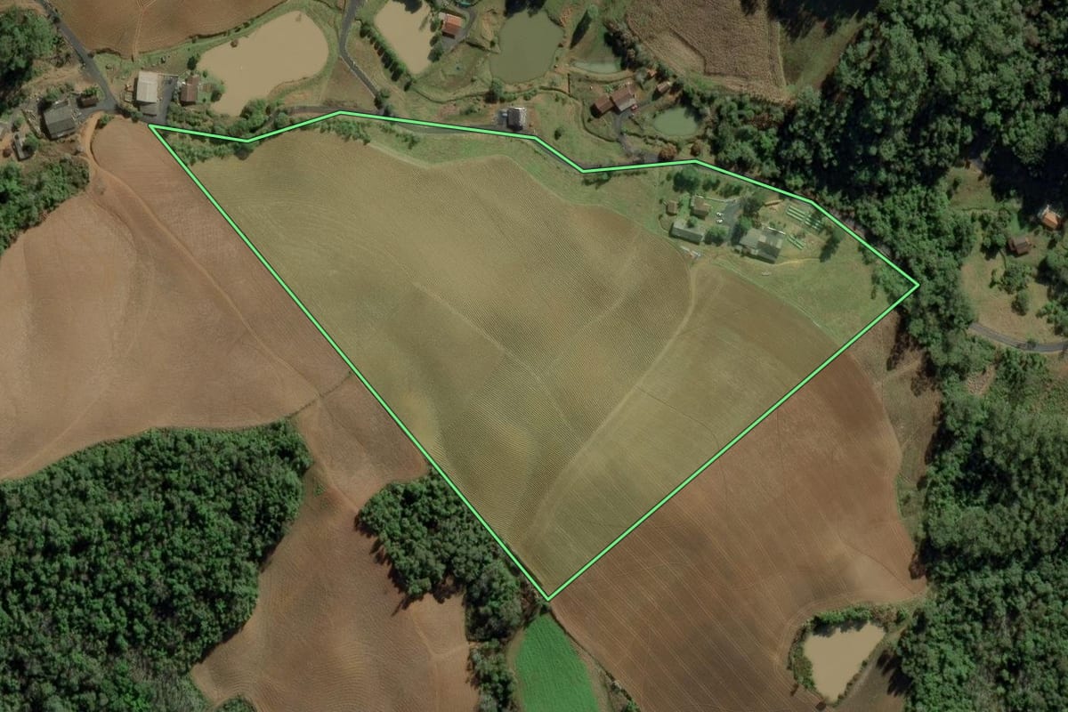 Imagem de satélite do imóvel rural em Ituporanga (SC), com o contorno declarado no CAR desenhado por cima.