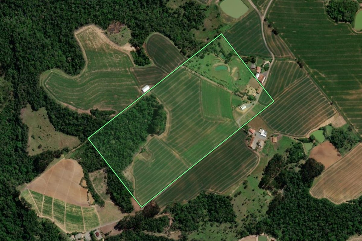 Imagem de satélite do imóvel rural em Ituporanga (SC), com o contorno declarado no CAR desenhado por cima.