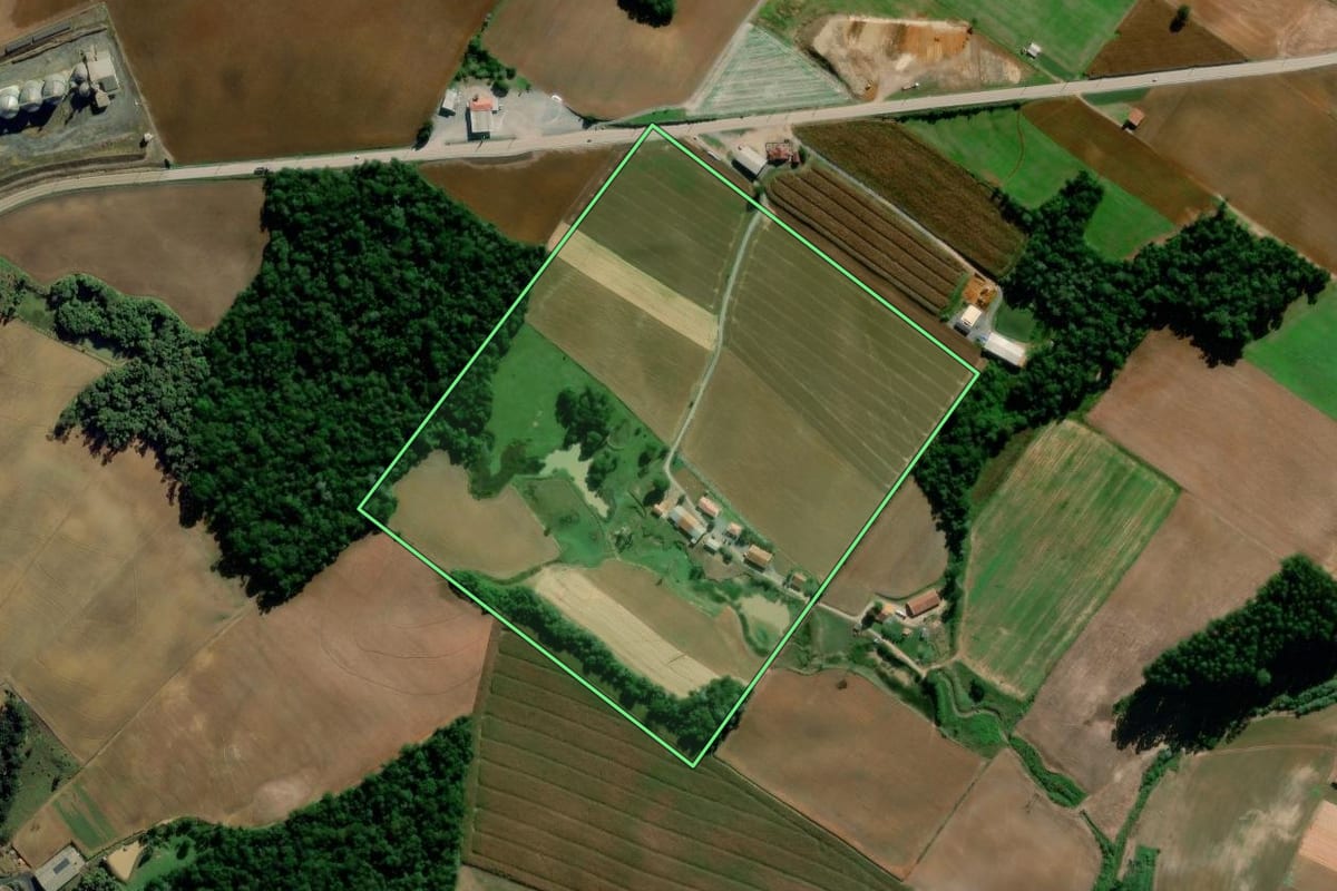 Imagem de satélite do imóvel rural em Ituporanga (SC), com o contorno declarado no CAR desenhado por cima.