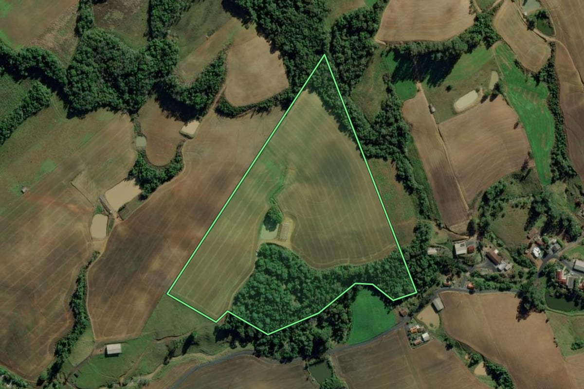 Imagem de satélite do imóvel rural em Ituporanga (SC), com o contorno declarado no CAR desenhado por cima.