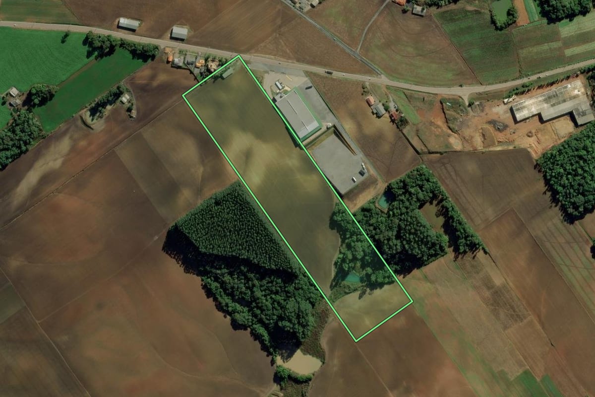 Imagem de satélite do imóvel rural em Ituporanga (SC), com o contorno declarado no CAR desenhado por cima.