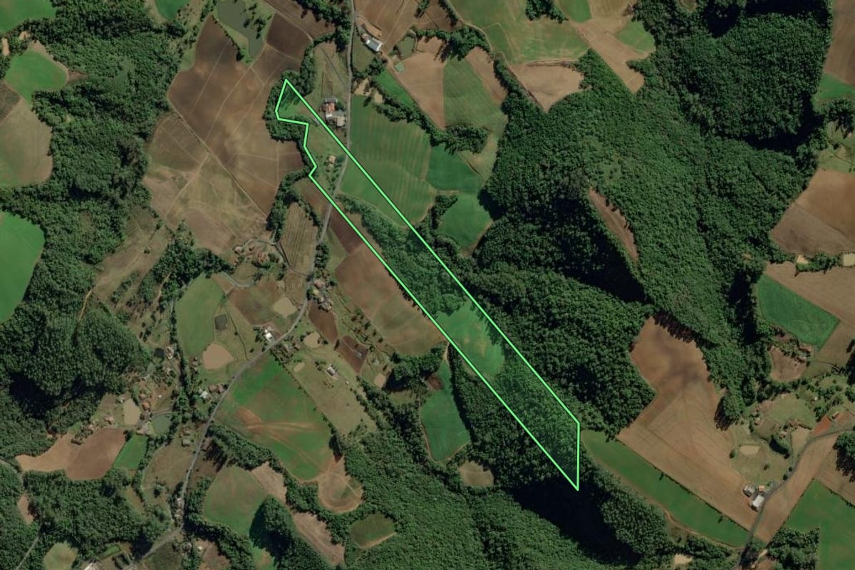 Imagem de satélite do imóvel rural em Ituporanga (SC), com o contorno declarado no CAR desenhado por cima.