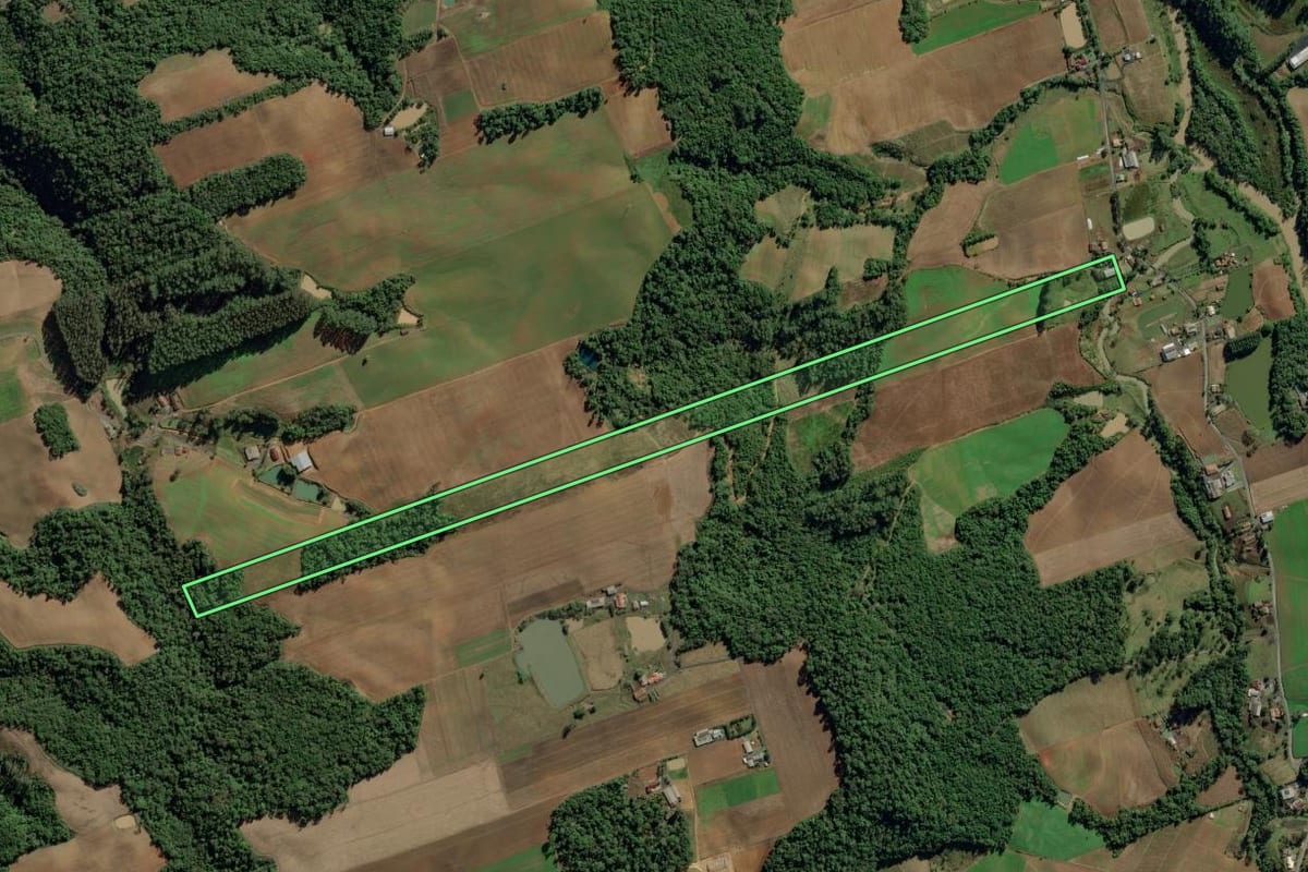 Imagem de satélite do imóvel rural em Ituporanga (SC), com o contorno declarado no CAR desenhado por cima.