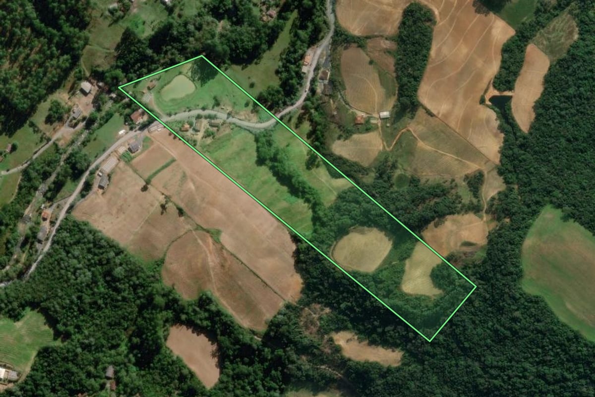 Imagem de satélite do imóvel rural em Ituporanga (SC), com o contorno declarado no CAR desenhado por cima.