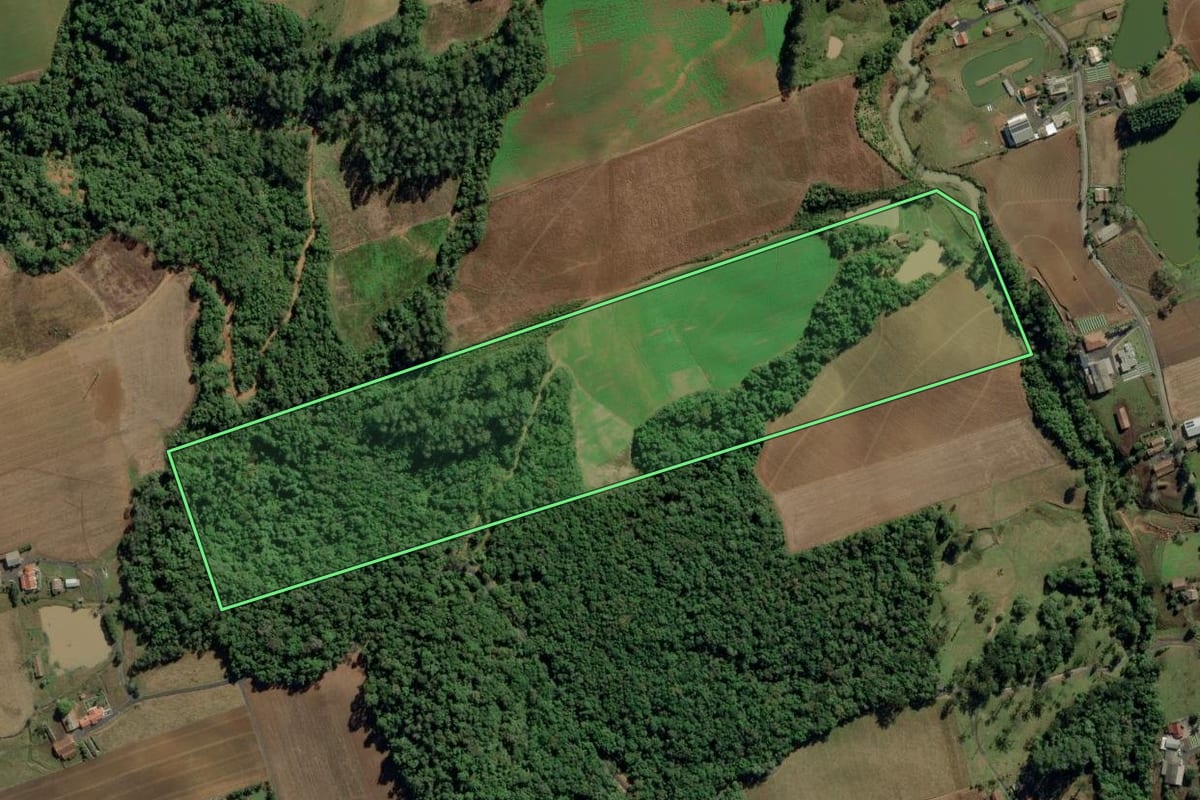 Imagem de satélite do imóvel rural em Ituporanga (SC), com o contorno declarado no CAR desenhado por cima.