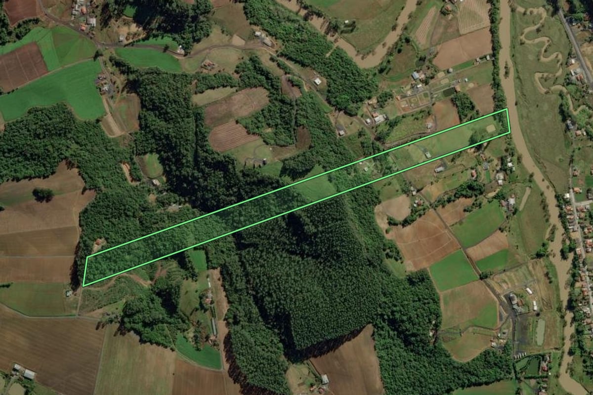 Imagem de satélite do imóvel rural em Ituporanga (SC), com o contorno declarado no CAR desenhado por cima.