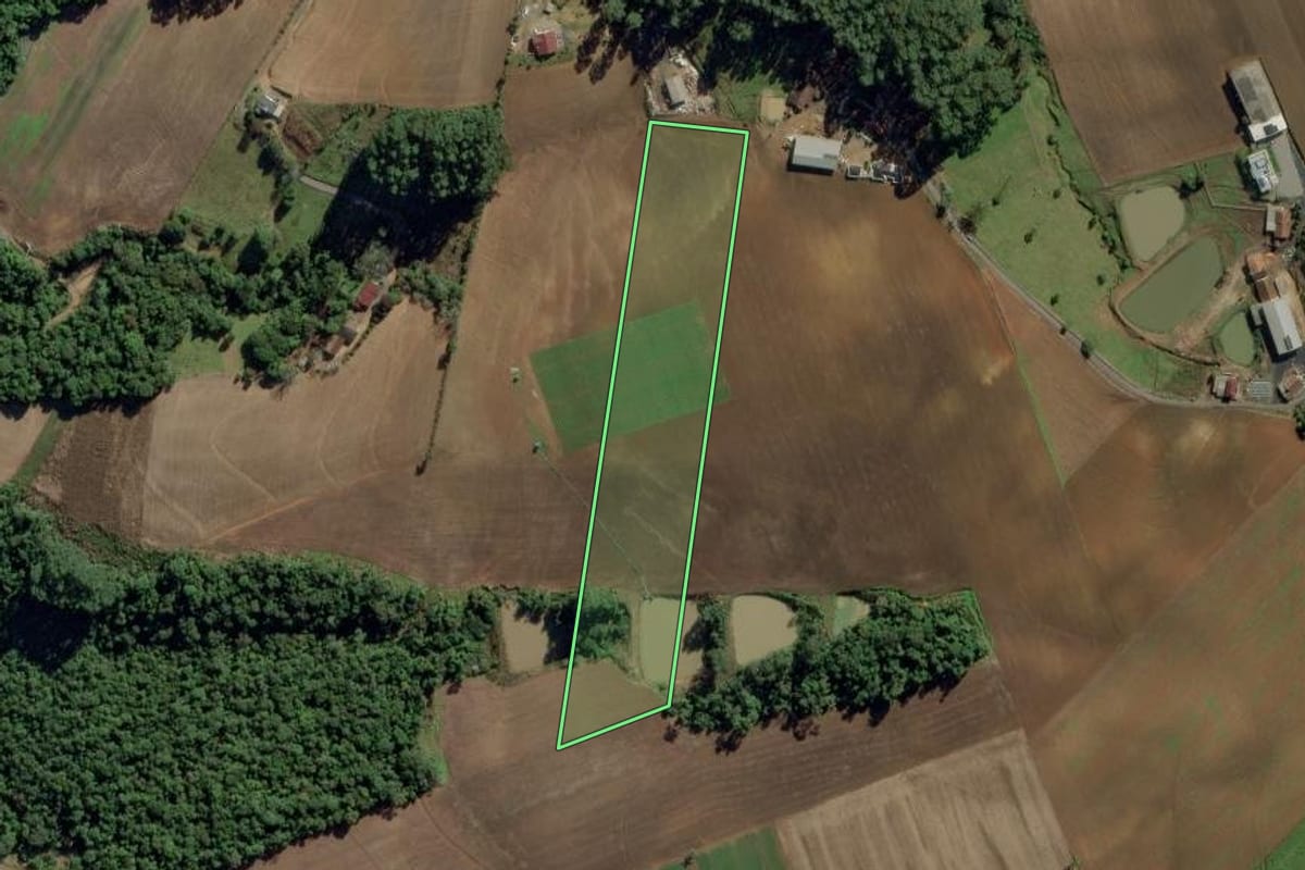 Imagem de satélite do imóvel rural em Ituporanga (SC), com o contorno declarado no CAR desenhado por cima.