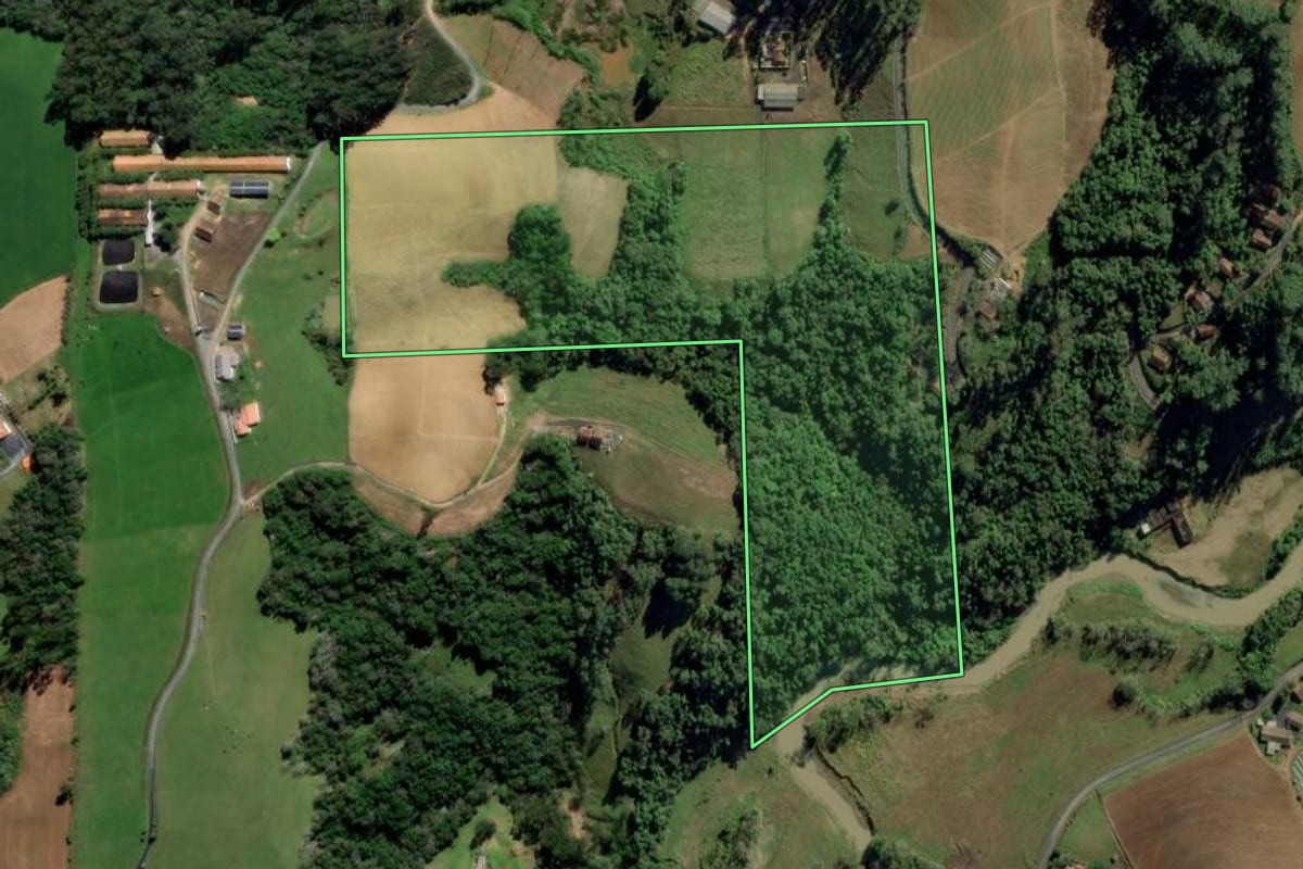 Imagem de satélite do imóvel rural em Ituporanga (SC), com o contorno declarado no CAR desenhado por cima.