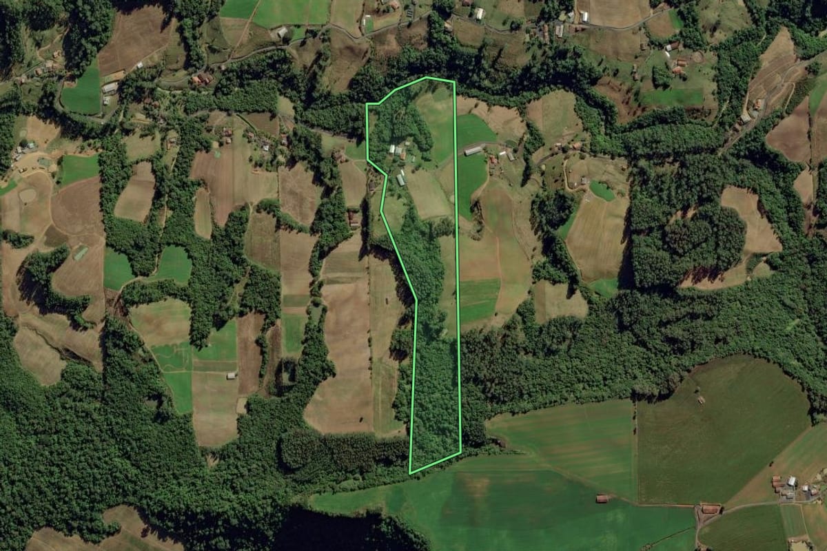 Imagem de satélite do imóvel rural em Ituporanga (SC), com o contorno declarado no CAR desenhado por cima.