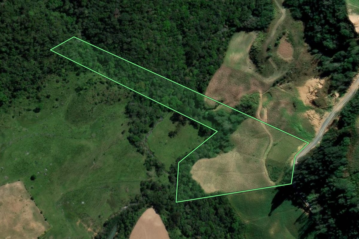 Imagem de satélite do imóvel rural em Ituporanga (SC), com o contorno declarado no CAR desenhado por cima.