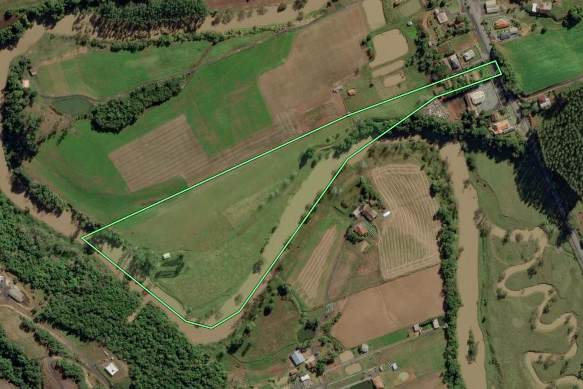 Imagem de satélite do imóvel rural em Ituporanga (SC), com o contorno declarado no CAR desenhado por cima.