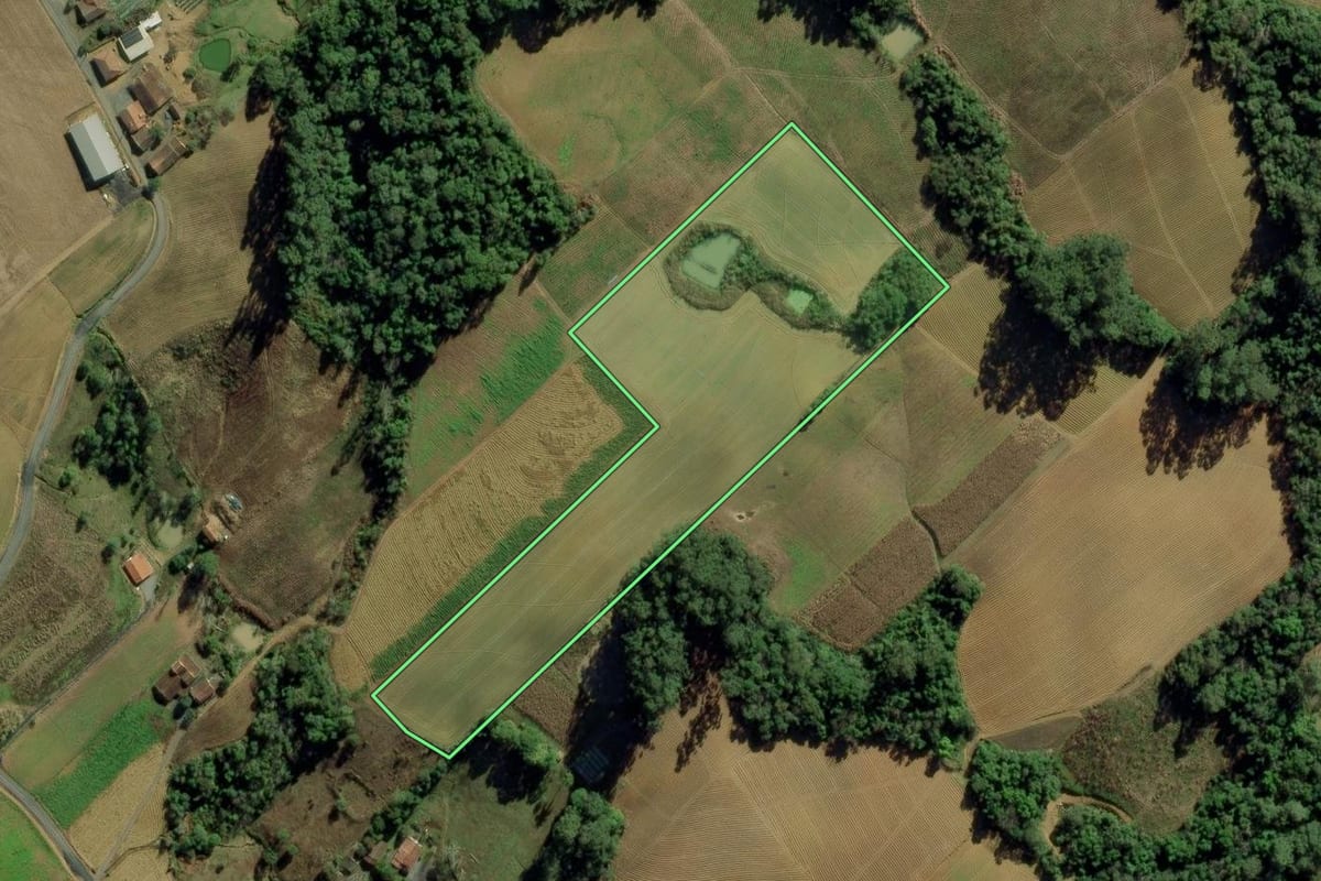 Imagem de satélite do imóvel rural em Ituporanga (SC), com o contorno declarado no CAR desenhado por cima.