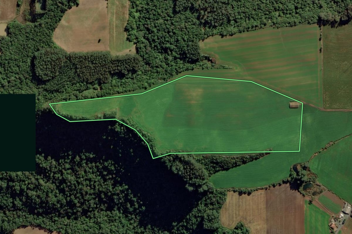Imagem de satélite do imóvel rural em Ituporanga (SC), com o contorno declarado no CAR desenhado por cima.