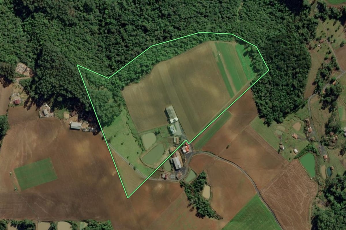 Imagem de satélite do imóvel rural em Ituporanga (SC), com o contorno declarado no CAR desenhado por cima.