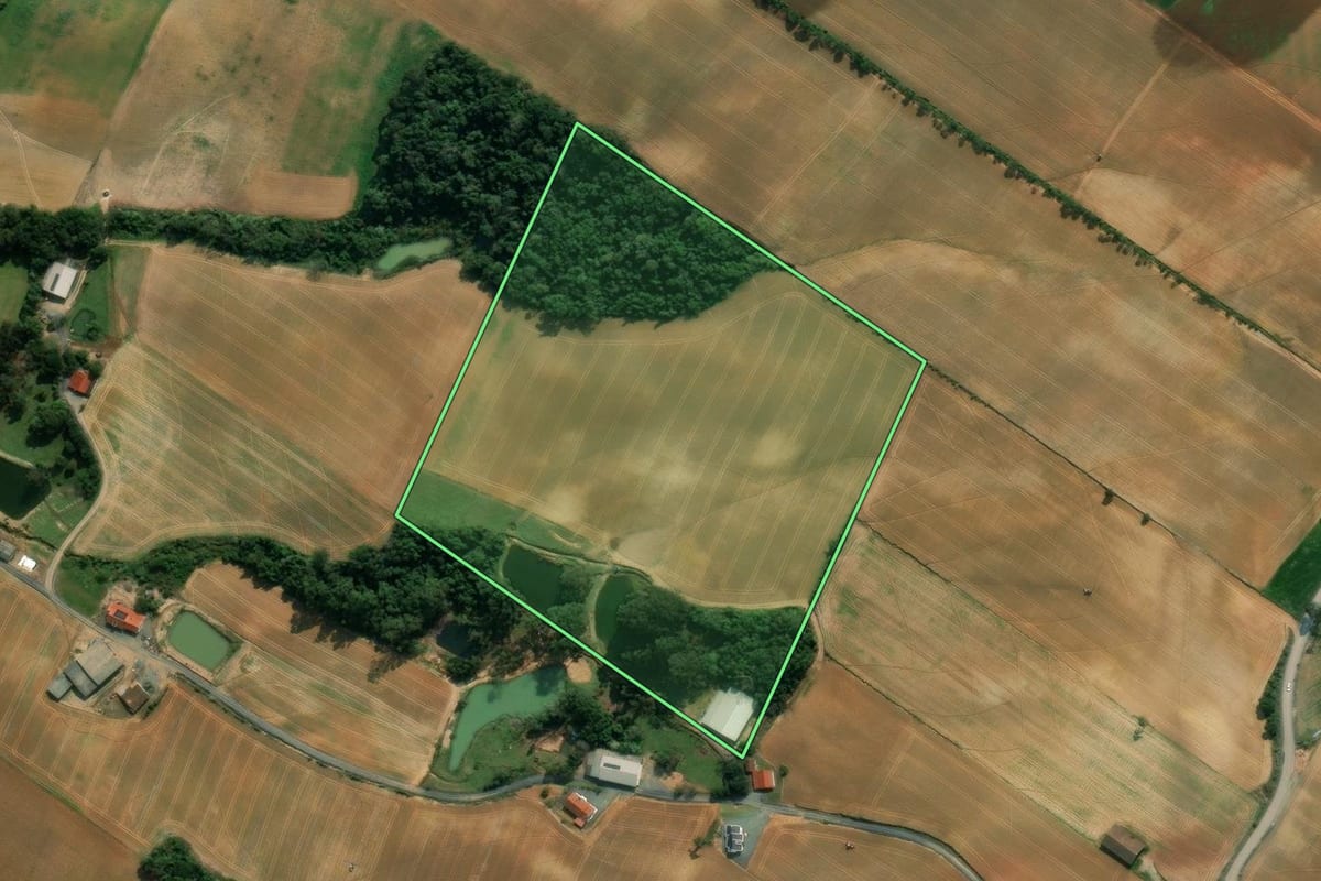 Imagem de satélite do imóvel rural em Ituporanga (SC), com o contorno declarado no CAR desenhado por cima.