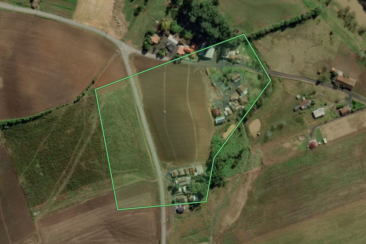 Imagem de satélite do imóvel rural em Ituporanga (SC), com o contorno declarado no CAR desenhado por cima.
