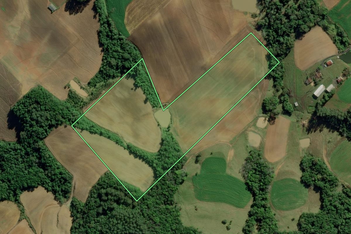 Imagem de satélite do imóvel rural em Ituporanga (SC), com o contorno declarado no CAR desenhado por cima.
