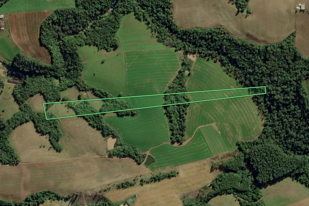 Imagem de satélite do imóvel rural em Ituporanga (SC), com o contorno declarado no CAR desenhado por cima.