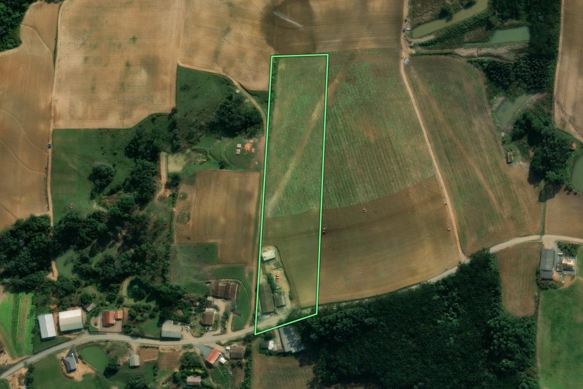 Imagem de satélite do imóvel rural em Ituporanga (SC), com o contorno declarado no CAR desenhado por cima.