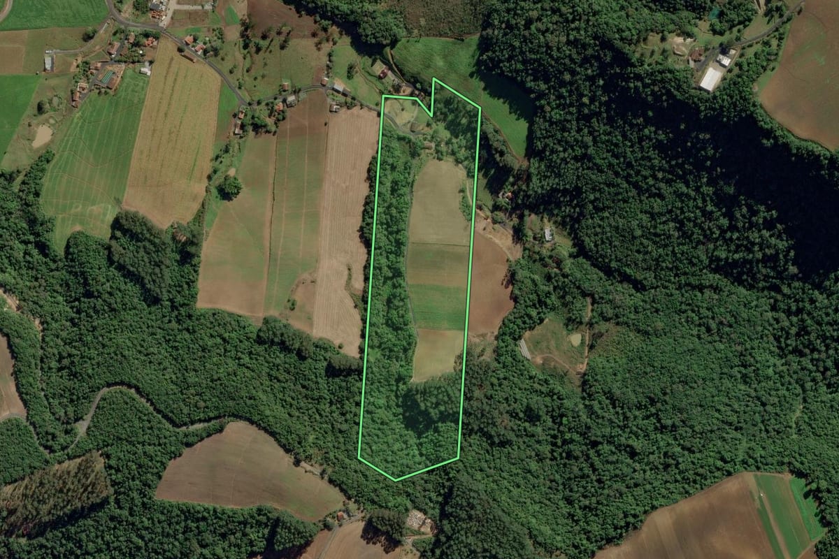 Imagem de satélite do imóvel rural em Ituporanga (SC), com o contorno declarado no CAR desenhado por cima.