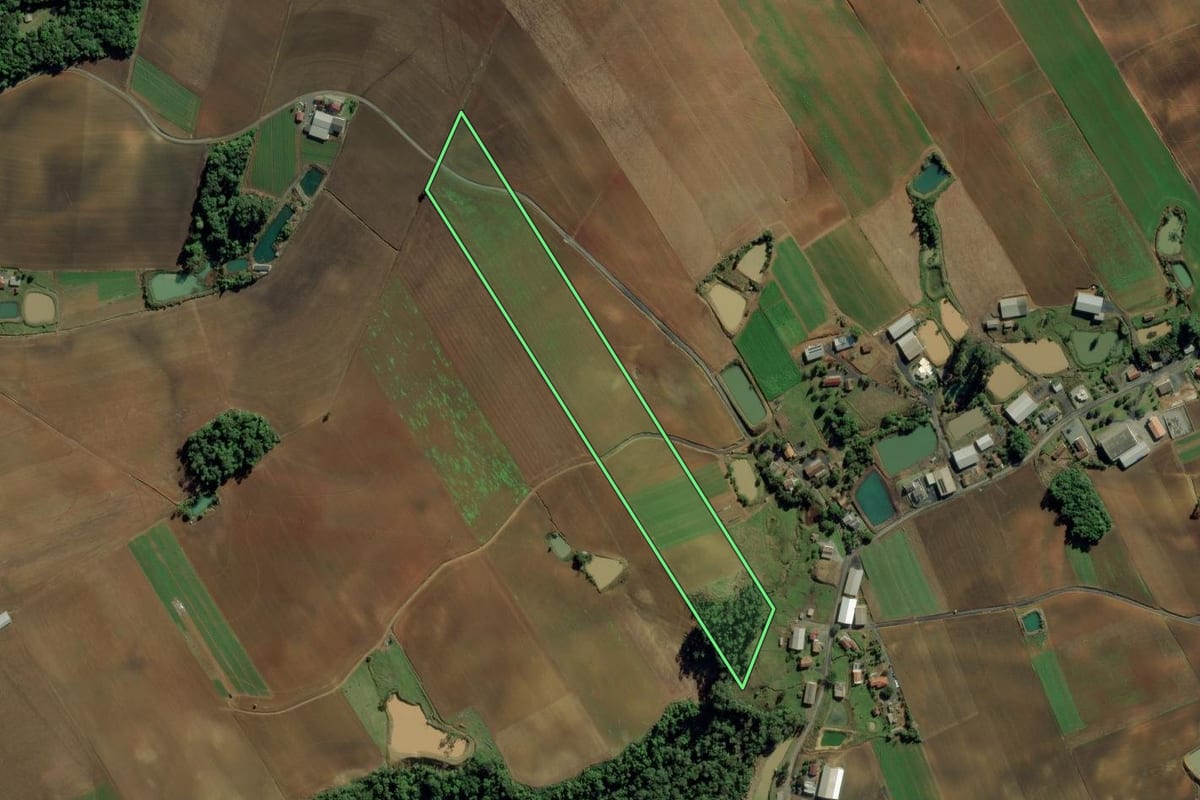 Imagem de satélite do imóvel rural em Ituporanga (SC), com o contorno declarado no CAR desenhado por cima.