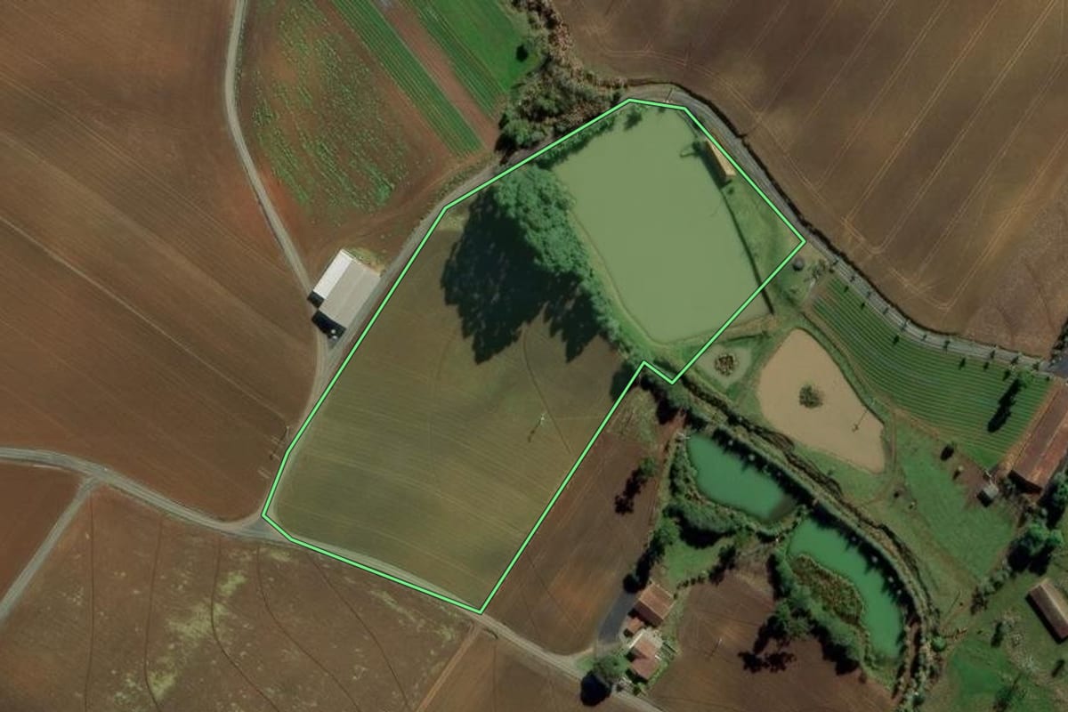 Imagem de satélite do imóvel rural em Ituporanga (SC), com o contorno declarado no CAR desenhado por cima.