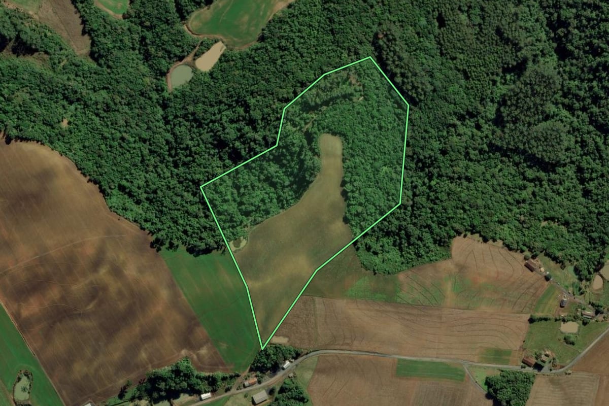 Imagem de satélite do imóvel rural em Ituporanga (SC), com o contorno declarado no CAR desenhado por cima.