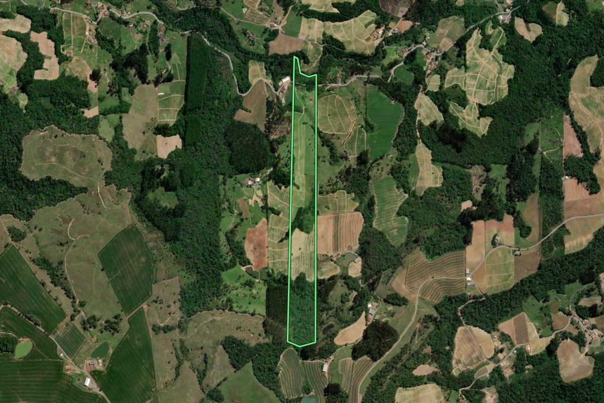 Imagem de satélite do imóvel rural em Ituporanga (SC), com o contorno declarado no CAR desenhado por cima.