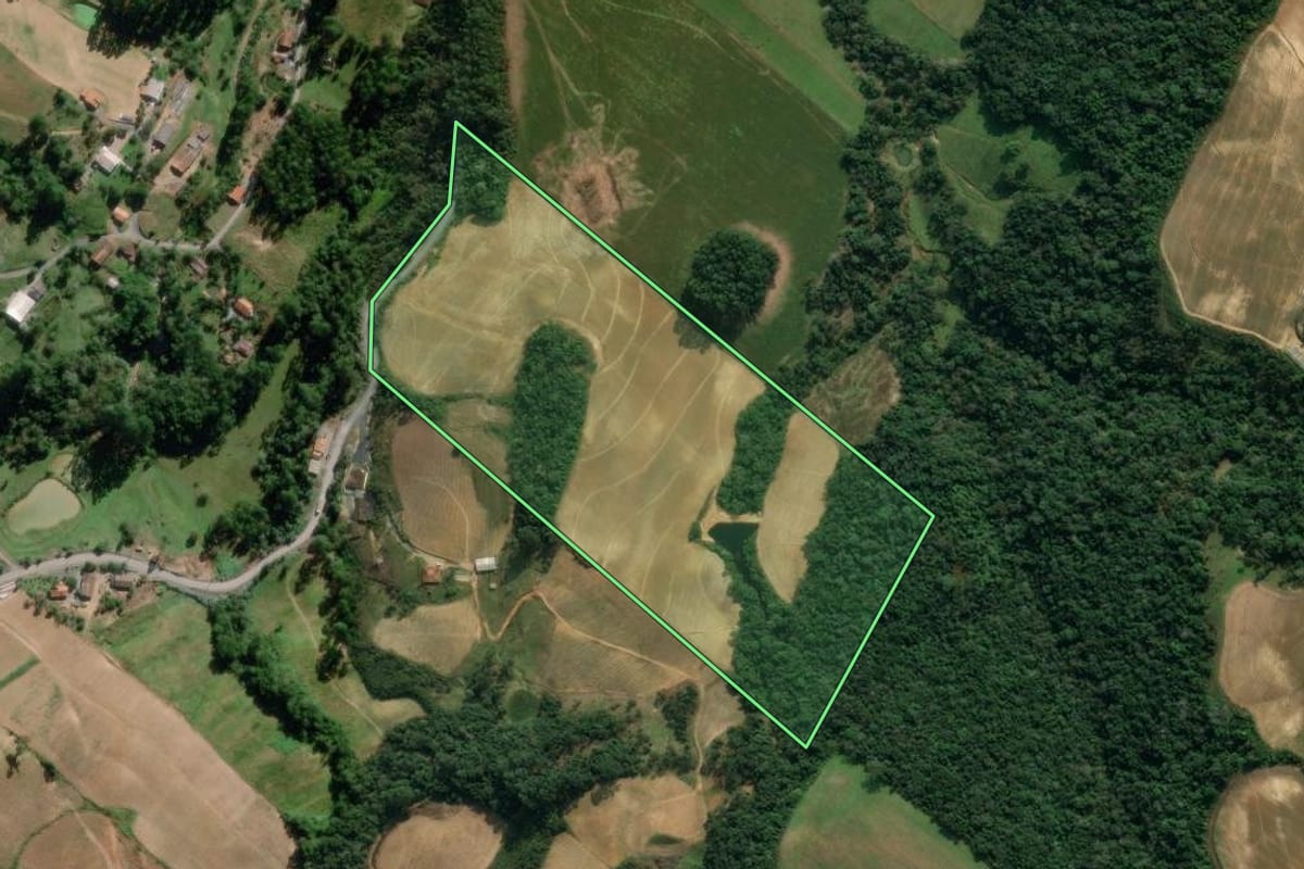 Imagem de satélite do imóvel rural em Ituporanga (SC), com o contorno declarado no CAR desenhado por cima.