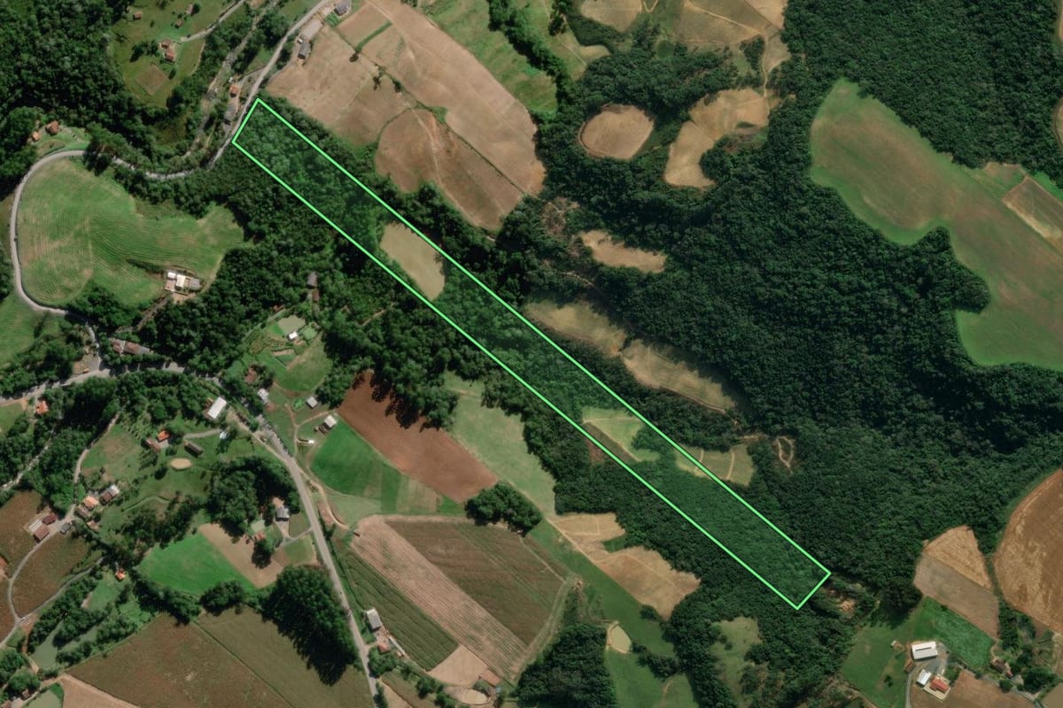 Imagem de satélite do imóvel rural em Ituporanga (SC), com o contorno declarado no CAR desenhado por cima.