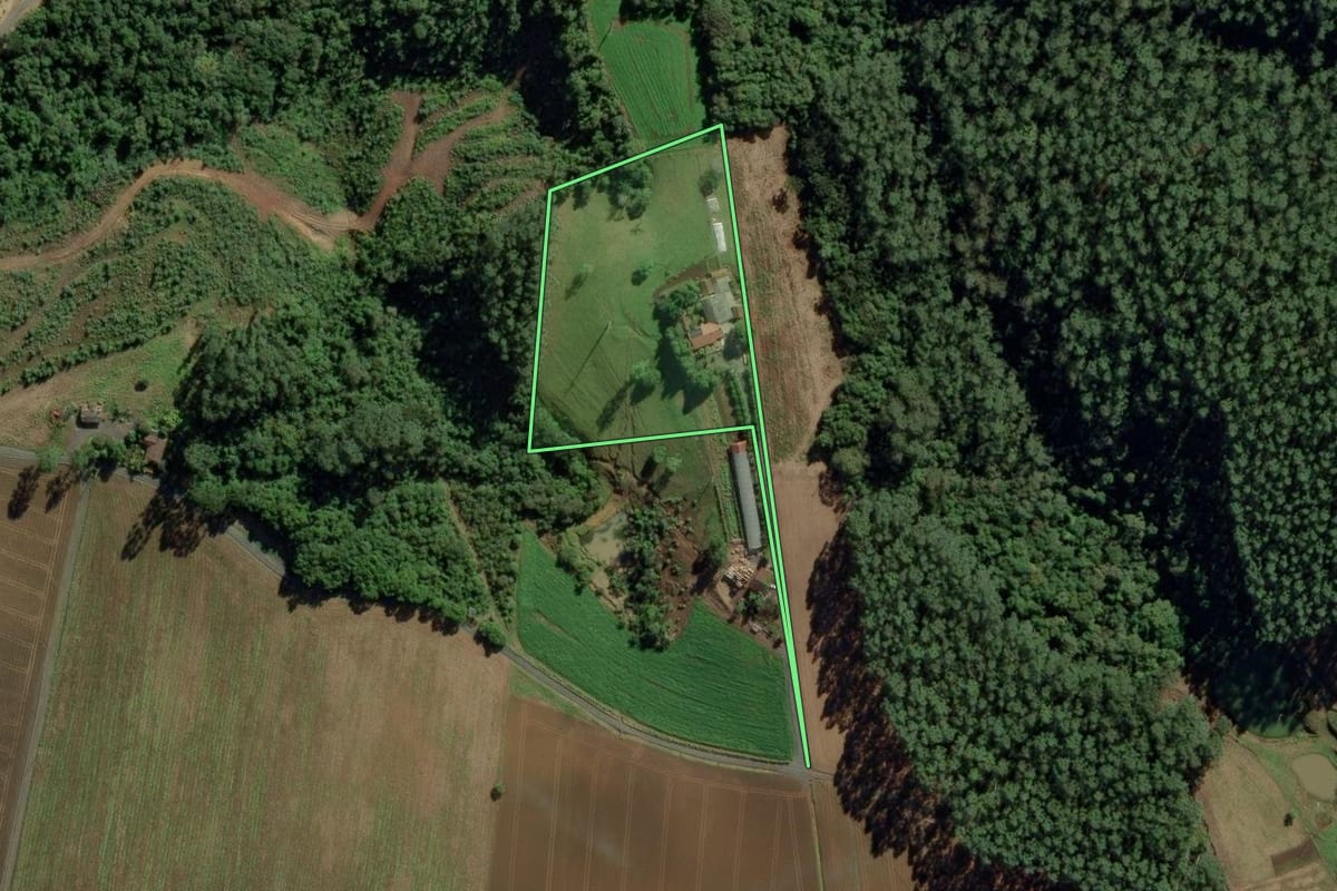 Imagem de satélite do imóvel rural em Ituporanga (SC), com o contorno declarado no CAR desenhado por cima.