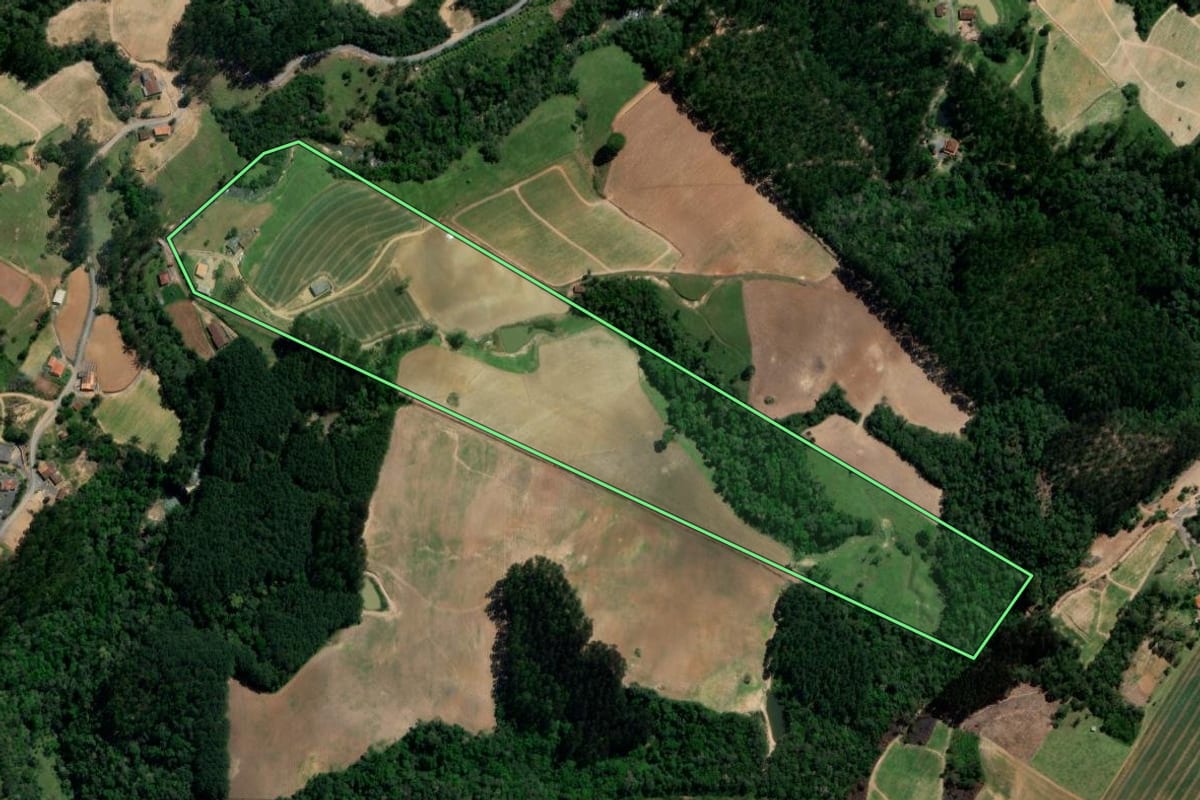 Imagem de satélite do imóvel rural em Ituporanga (SC), com o contorno declarado no CAR desenhado por cima.