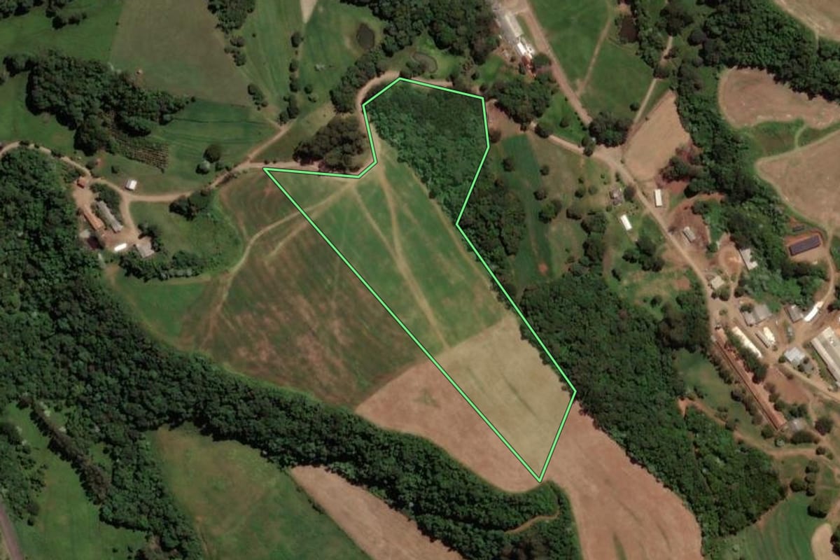 Imagem de satélite do imóvel rural em Jaborá (SC), com o contorno declarado no CAR desenhado por cima.