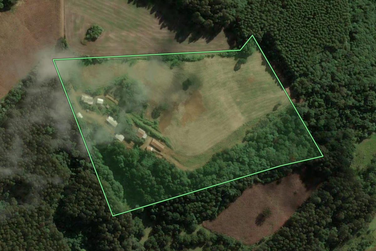 Imagem de satélite do imóvel rural em Jaborá (SC), com o contorno declarado no CAR desenhado por cima.