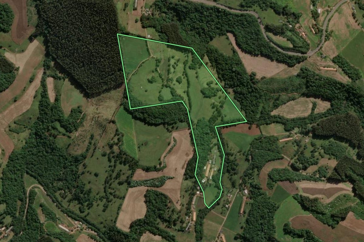 Imagem de satélite do imóvel rural em Jaborá (SC), com o contorno declarado no CAR desenhado por cima.