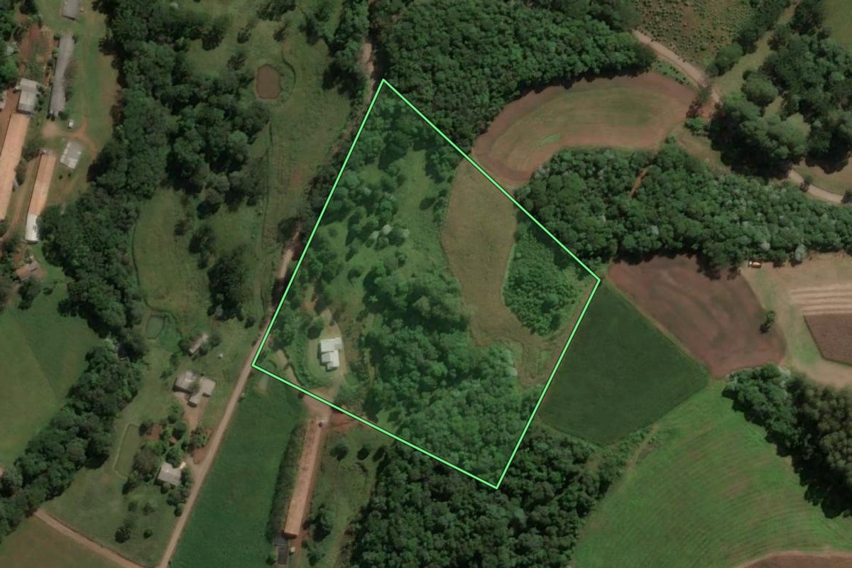 Imagem de satélite do imóvel rural em Jaborá (SC), com o contorno declarado no CAR desenhado por cima.