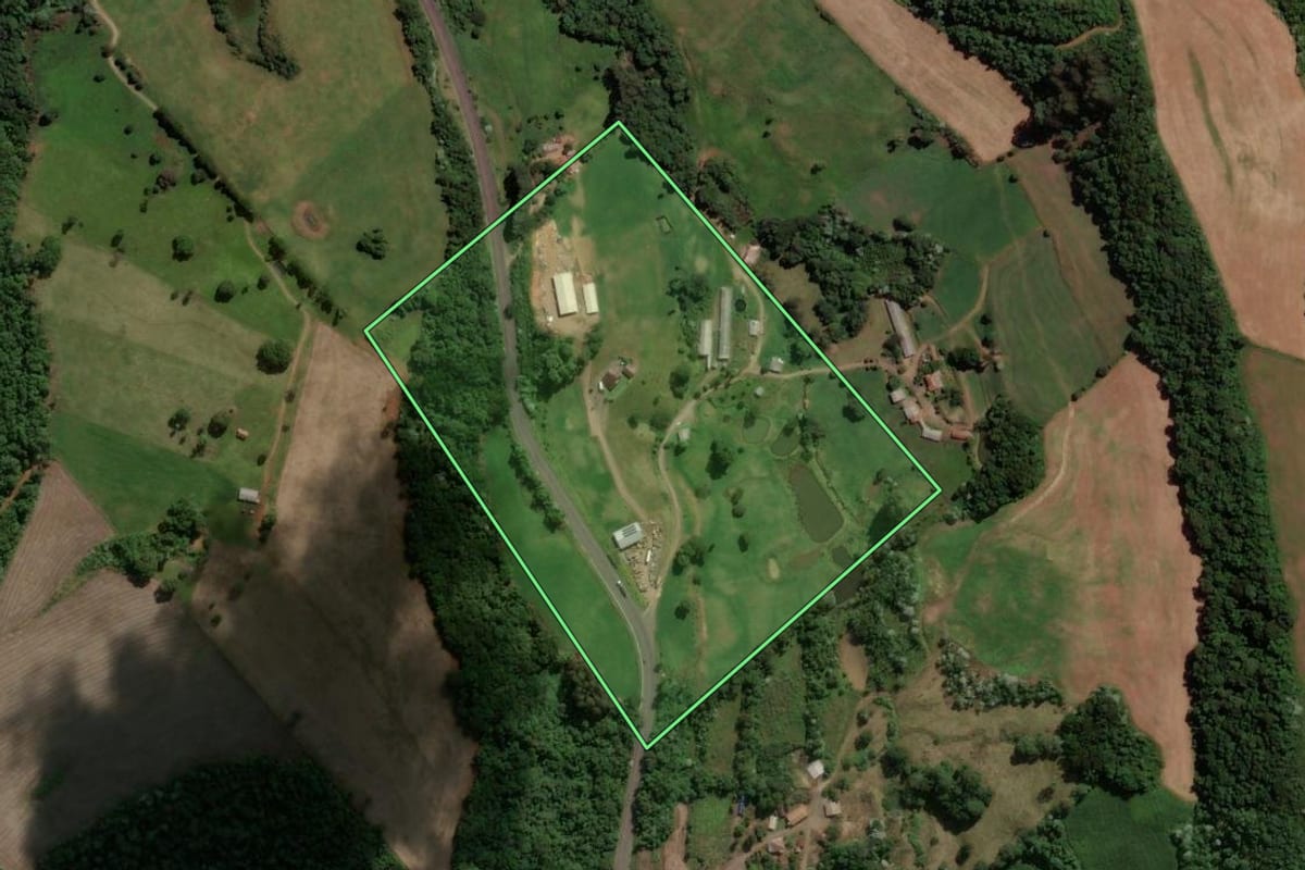 Imagem de satélite do imóvel rural em Jaborá (SC), com o contorno declarado no CAR desenhado por cima.