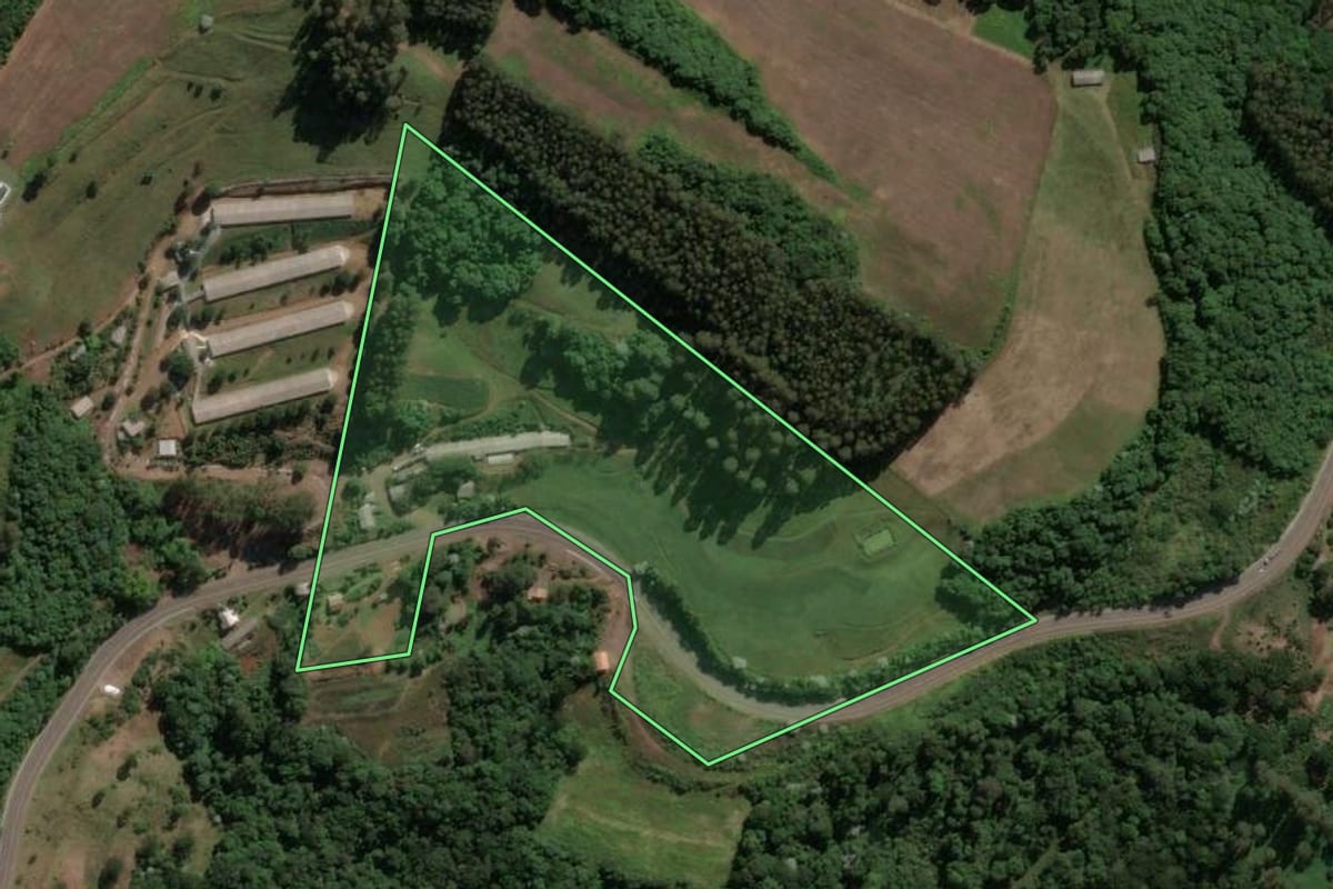Imagem de satélite do imóvel rural em Jaborá (SC), com o contorno declarado no CAR desenhado por cima.