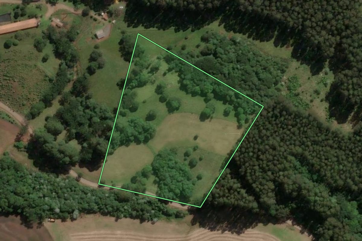 Imagem de satélite do imóvel rural em Jaborá (SC), com o contorno declarado no CAR desenhado por cima.