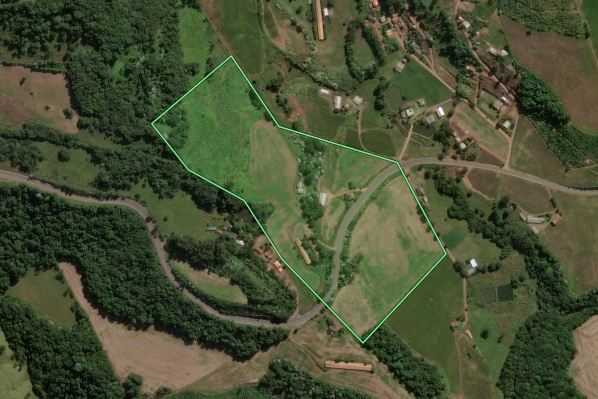Imagem de satélite do imóvel rural em Jaborá (SC), com o contorno declarado no CAR desenhado por cima.