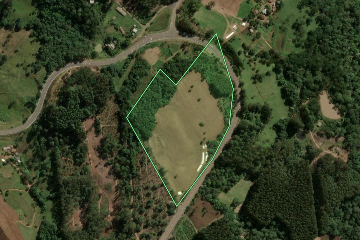 Imagem de satélite do imóvel rural em Jaborá (SC), com o contorno declarado no CAR desenhado por cima.